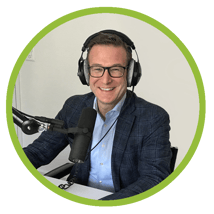 Matthias Glück, Verwaltungsrat Spital Emmental, mit Mikrofon bei Podcast-Aufnahme 