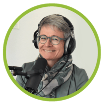 Regula Feldmann, CEO Spital Emmental, mit Mikrofon bei Podcast-Aufnahme 