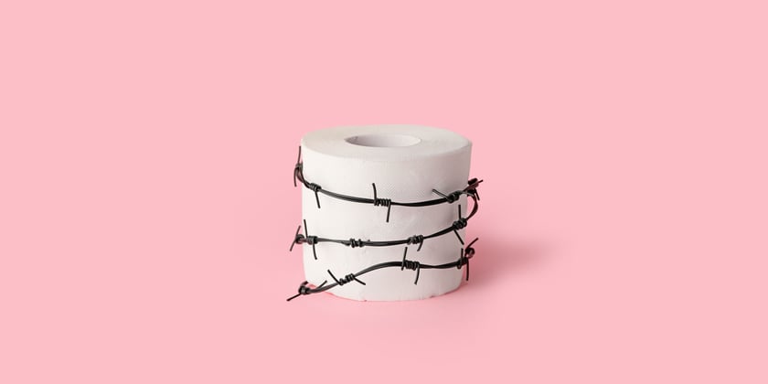 Hämorrhoiden: Eine Rolle mit Klopapier, umwickelt mit Stacheldraht 