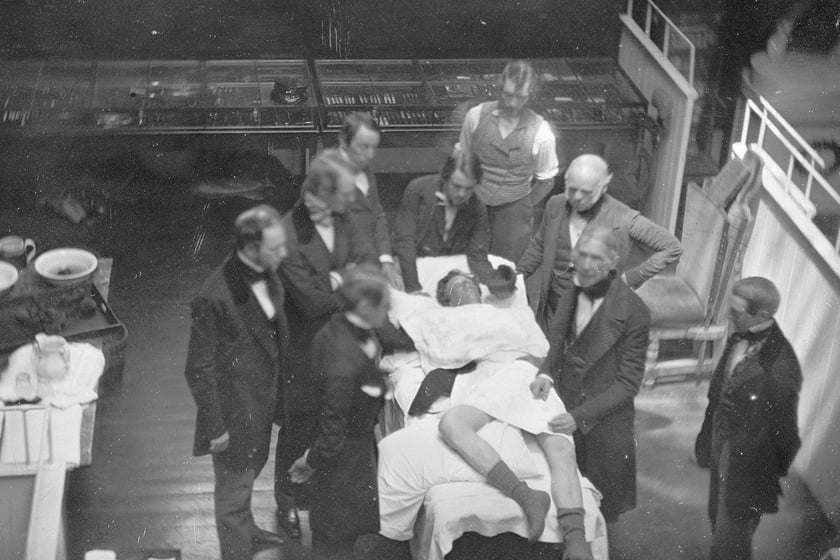 Nachgestelltes historisches Foto der ersten öffentlichen Operation von Zahnarzt William Thomas Green Morton