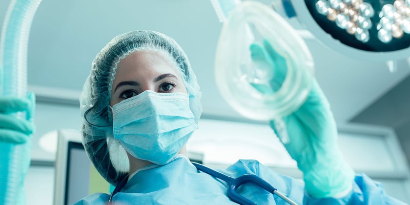 Eine Anästhesistin mit einer Narkosemaske