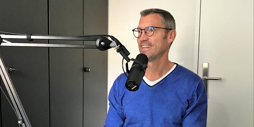 Harald _Voepel_Chefarzt_Klinik_für_Urologie_Spital_Emmental_mit_Mikrofon_bei_Podcast-Aufnahme