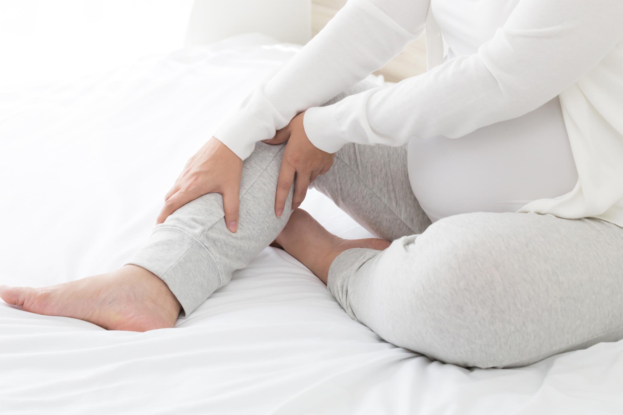 Restless Legs: Schwangere sind oft vom Kribbeln in den Beinen betroffen. 